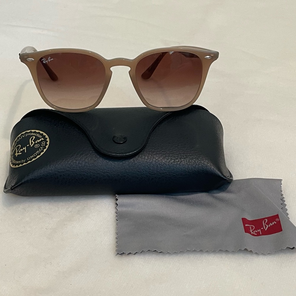 Ray-Ban Sunglasses with Case and Cleaning Cloth